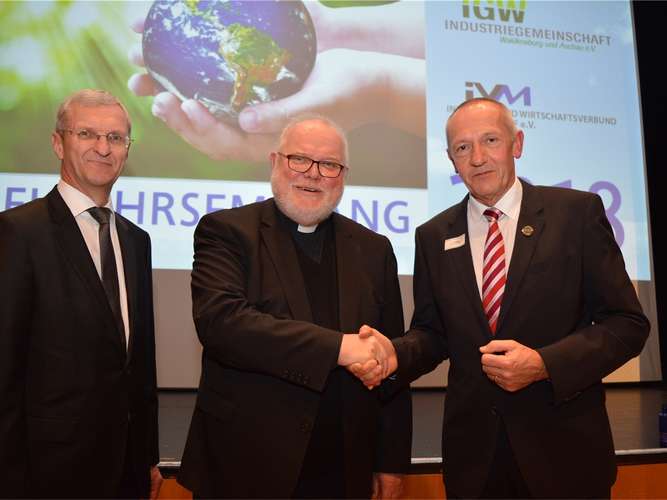 IVM-Vorsitzender Ulrich Burkhard (links) und IGW-Vorsitzender Ulli Maier (rechts) mit Kardinal Reinhard Marx-30